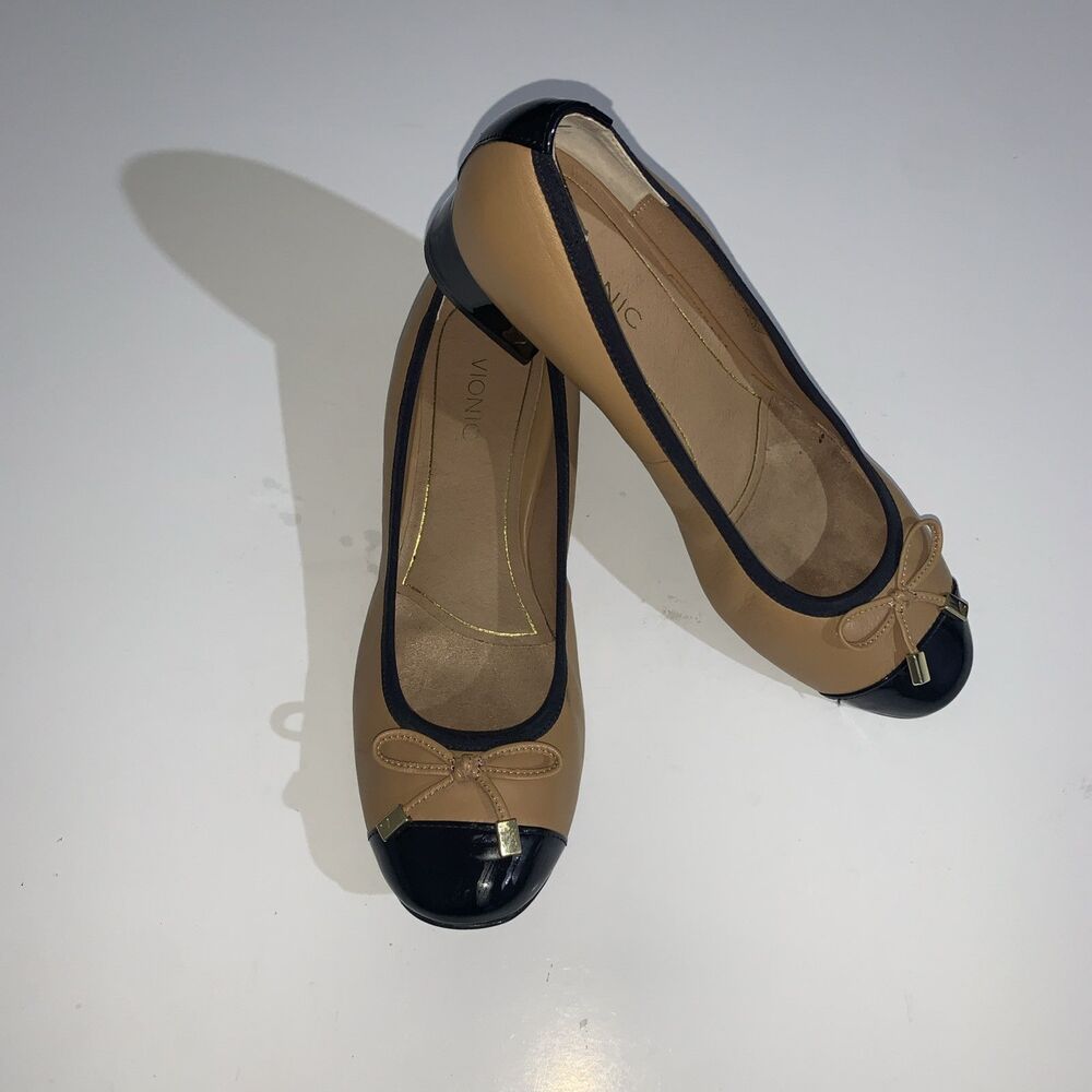 Vionic Tan and Black Flats